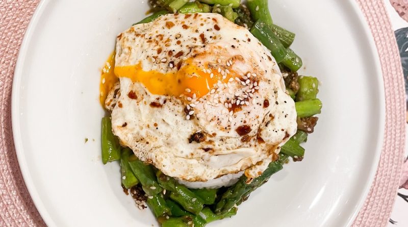 Rice with green asparagus and egg