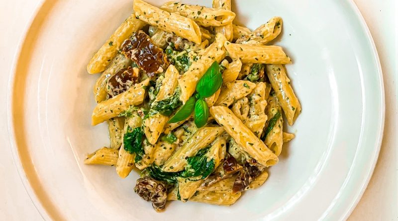 Creamy Pesto Pasta with Sundried Tomatoes and Kale
