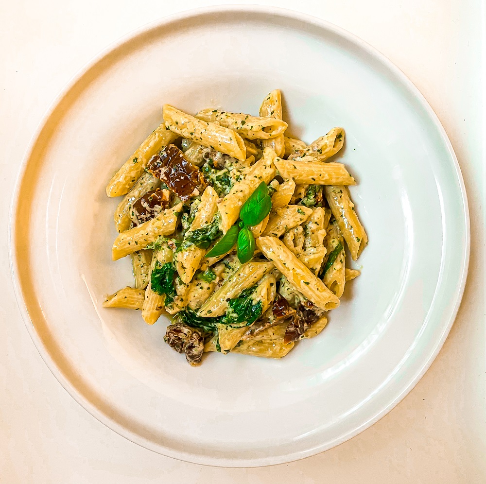 Creamy Pesto Pasta with Sundried Tomatoes and Kale