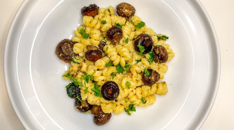 Creamy Champignon and Hummus Pasta