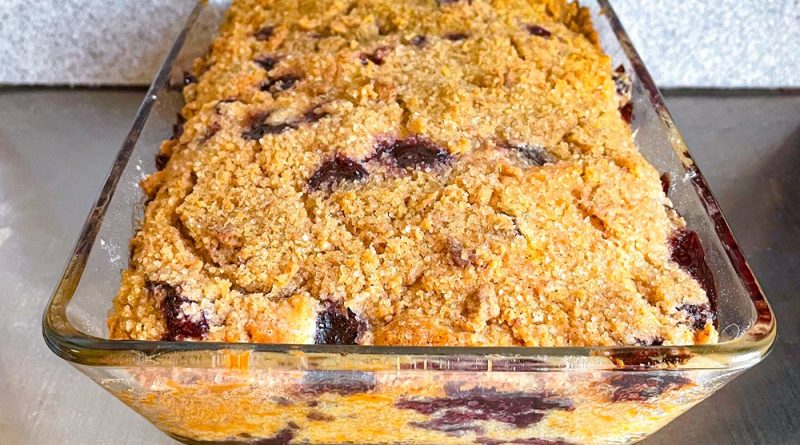Blueberry Pie with Cinnamon Crumble