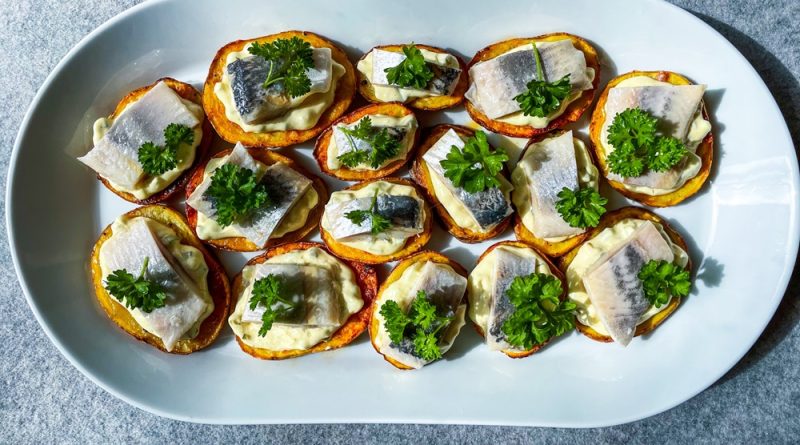 Crispy Potato Herring Bites with Tangy Curry Sauce