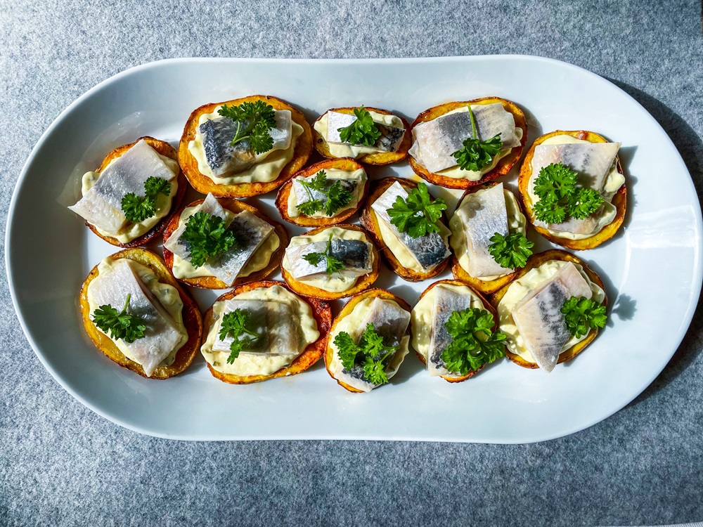 Crispy Potato Herring Bites with Tangy Curry Sauce