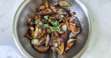 Champignons with Onions and Fresh Thyme