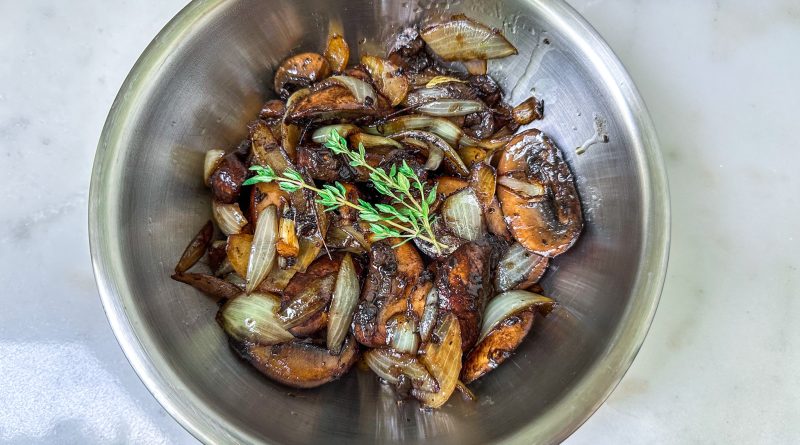 Champignons with Onions and Fresh Thyme